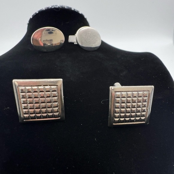 Two pairs of silver tone cuff links. Smooth Oval & texture square classic style - Picture 2 of 4